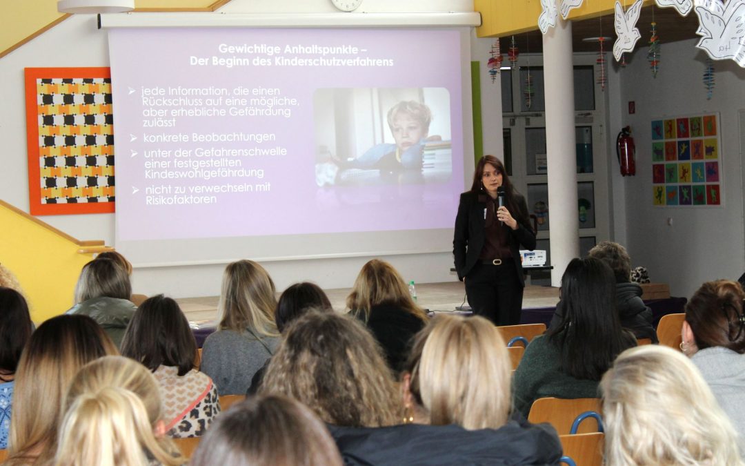 Referentin spricht zu Publikum