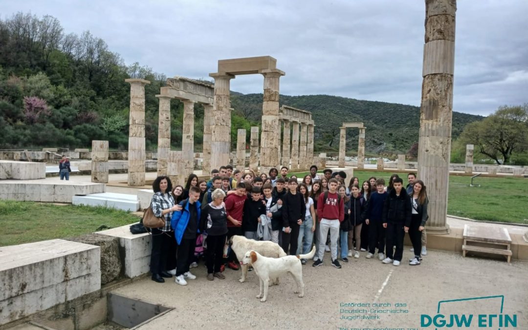 Jugendgruppe vor griechischem Denkmal