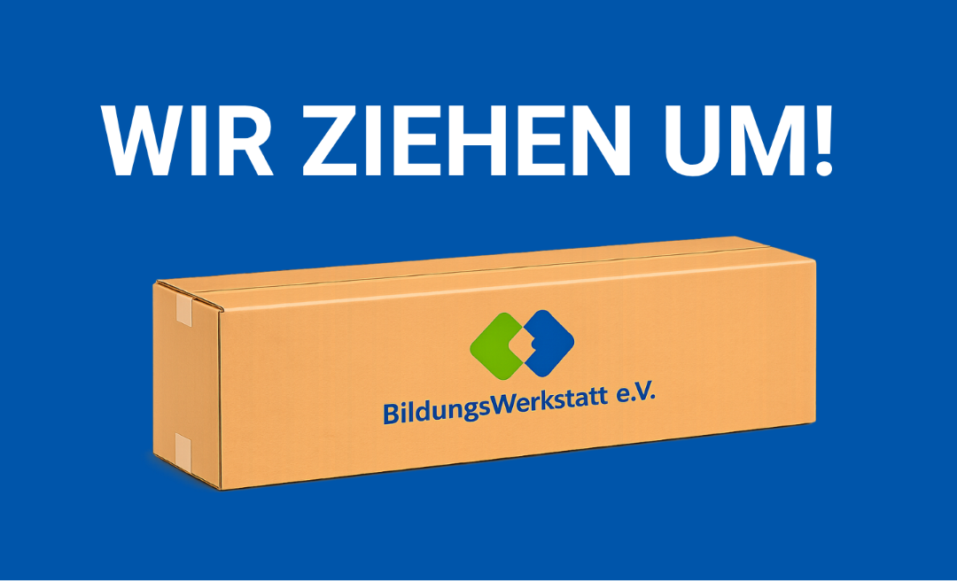 Schild mit blauem Hintergrund, Umzugskiste und dem Schriftzug "Wir ziehen um"